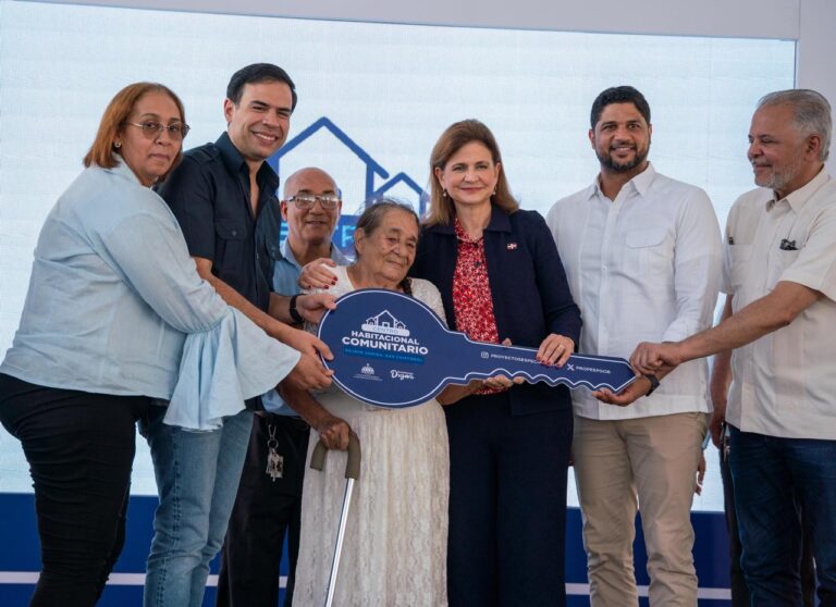 Gobierno entrega 50 viviendas y cumple el sueño de familias damnificadas por el huracán George en San Cristóbal