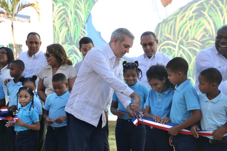 Presidente Abinader inaugura escuela básica, plazoleta y cancha deportiva en San Pedro de Macorís