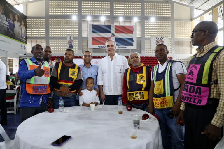 Presidente Abinader sostiene almuerzo navideño con cerca de mil motoconchistas y reitera apoyo para seguir elevando su calidad de vida