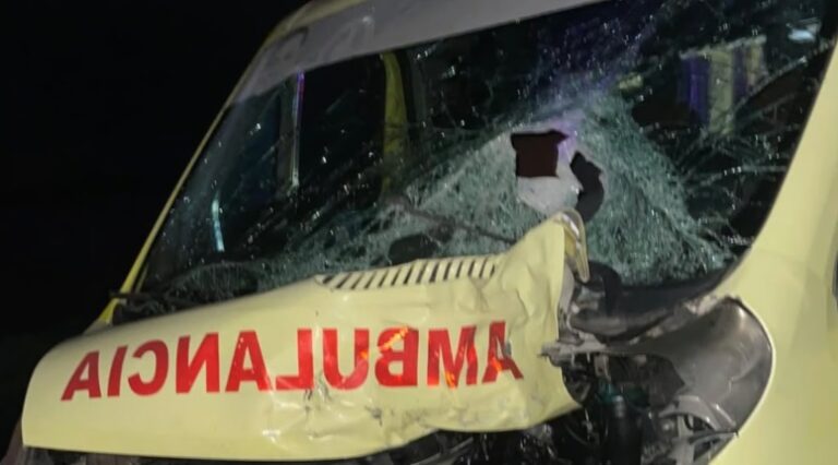 Incendian ambulancia que chocó y provocó muerte de un motorista
