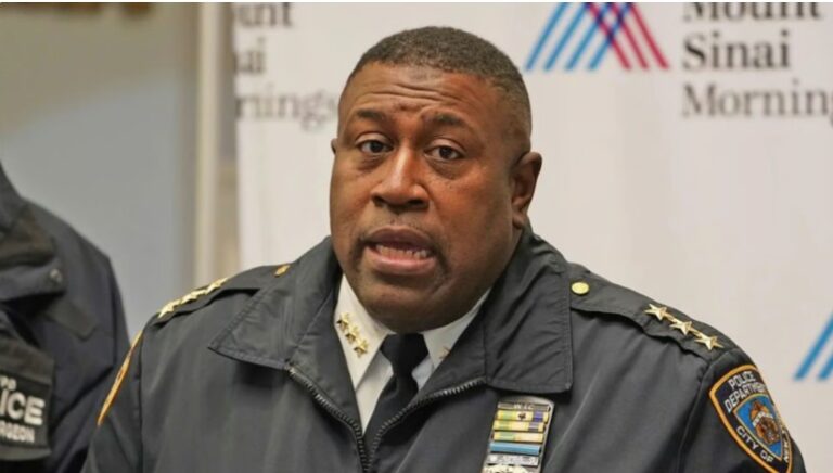 Renuncia jefe de la Policía de New York acusado de exigir sexo a una subordinada