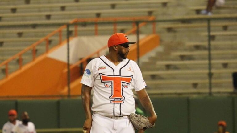 Lanzador Jumbo Díaz se retira del béisbol