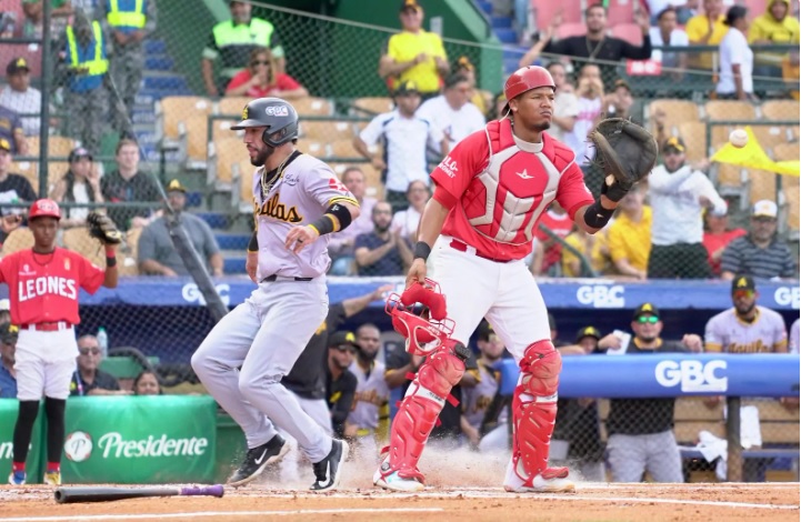 Las Águilas propinan octavo revés a los Leones del Escogido