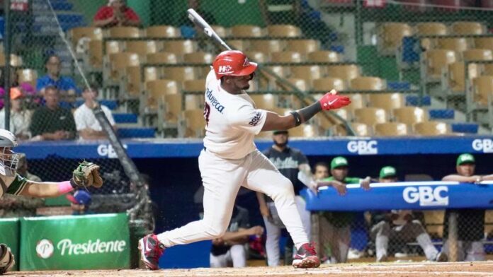 Leones siguen aferrados
