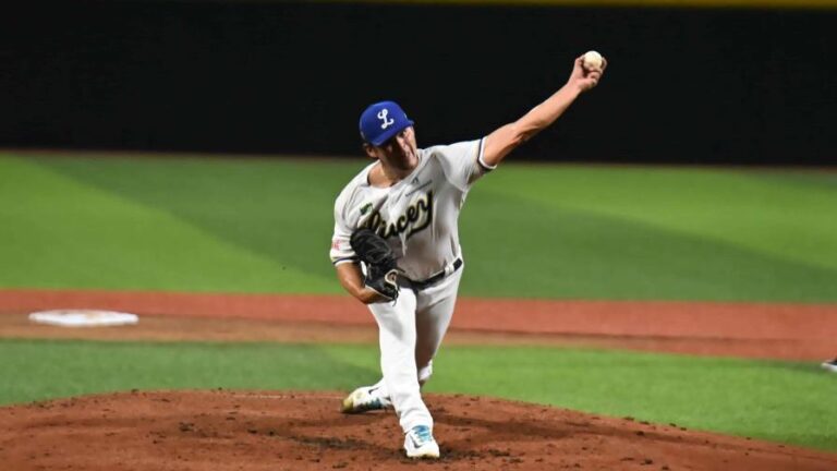 El Licey aplasta a las Águilas Cibaeñas en Puerto Rico El Licey aplasta a las Águilas Cibaeñas en Puerto Rico Facebook Icon Twitter Icon Whatsaap Icon Telegram Icon Email Icon PUERTO RICO.-Los bicampeones nacionales, Tigres del Licey, vencieron de manera contundente a las Águilas Cibaeñas con pizarra de 11-3, en el segundo partido de la serie Titanes del Caribe celebrado este sábado en el Estadio Hiram Bithorn.  Las Águilas anotaron en la primera del segundo acto frente al lanzador abridor del Licey, Nico Tellache. Starling Castro se embasó por error del torpedero. Pasó a tercera por doble al derecho de Brett Sullivan. José Rodríguez forzó a Castro por la vía 5-2 y Sullivan avanzó a la antesala desde donde anotó por sencillo de toque por los predios del lanzador de Alfredo Reyes.  El Licey tomó la ventaja en el cierre del tercer inning ante el iniciador aguilucho Johnny Cueto. Luego de un out, Allan Cerda dio doble al izquierdo y anotó por sencillo al central de Luis Barrera. Michael De La Cruz forzó a Barrera por la vía 6-3, Sergio Alcántara pegó hit al central, Ángel Ortiz recibió boleto para llenar las bases. Arístides Aquino logró base por bolas para remolcar a De La Cruz. Carlos Peña relevó a Cueto y Francisco Mejía consiguió hit por el torpedero para llevar a Alcántara al plato.  Los azules atacaron a los relevistas Nick Wittgren y Williams Jerez a los que anotaron seis vueltas en el cierre de la sexta entrada culminado por un sencillo de dos vueltas de Arístides Aquino. Robel García con sencillo, Allan Cerda con elevado de sacrificio al prado derecho, Luis Barrera con rodado a primera y Samuel Múñoz con rodado por la vía 3-1 produjeron las otras carreras.  Un elevado al cuadro de Michael De La Cruz que cayó cuando chocaron el torpedero y el tercera base y un sencillo al prado central del novato Cristian Hernández produjeron dos carreras más para el Licey en la séptima entrada.  Las Águilas marcaron una en el cierre del séptimo por un error del antesalista ante un batazo de José Rodríguez con las bases llenas.  Un jonrón solitario después de un out en la octava de Julio E. Rodríguez ante un lanzamiento de Wander Suero dio la vuelta final a los aguiluchos.  Tellache abrió el partido por los ganadores con labor de tres entradas, dos hits, una vuelta merecida, un boleto y un ponchado. Fue seguido por Carlos Vargas en el cuarto, Miguel Díaz en el quinto, Yunior Marte en el sexto, Jairo Asencio en el séptimo, Wander Suero en el octavo y Jonathan Aro en el noveno.  Cueto inició por los aguiluchos. En 2.2 innings permitió tres carreras, dos imparables, dos boleto con tres ponches. Le siguieron en el montículo Carlos Peña en el tercero, Nick Wittgren en el quinto, Williams Jerez en el sexto, Richard Rodríguez en el séptimo, Wirfin Obispo en el séptimo y Junior Fernández en el octavo.  Los Tigres vuelven a la acción este domingo a la 1 de la tarde en el tercer partido de la Serie de Titanes, segundo en Puerto Rico, frente a las Águilas en el mismo escenario.  aguilas Licey serie Titanes