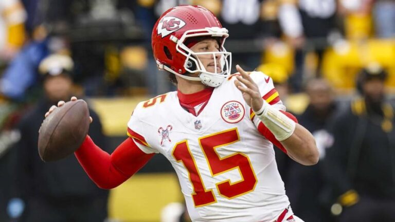 Mahomes lanza para 3 touchdowns y Chiefs aseguran 1er puesto de la Americana
