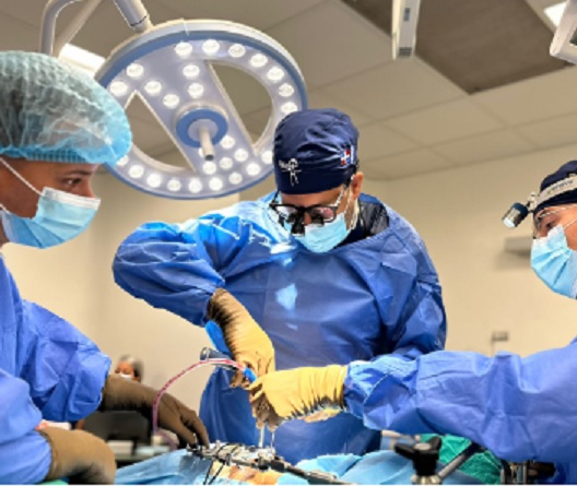 Realizan novedosa cirugía de columna con técnica mínimamente invasiva