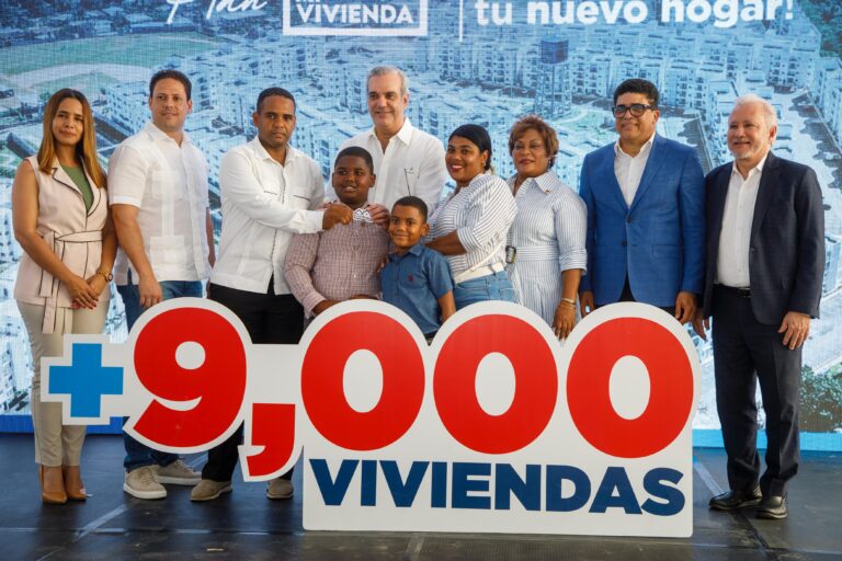 Presidente Abinader entrega 266 nuevos apartamentos en San Luis; Plan Mi Vivienda supera los 9,000 apartamentos construidos a nivel nacional