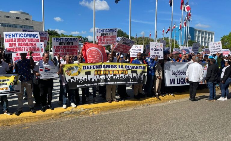 «La cesantía no se toca», organizaciones sindicales se manifiestan en las afueras del Congreso