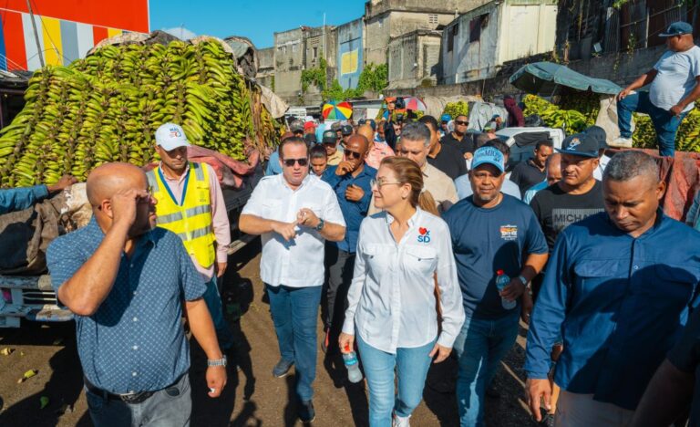 Paliza y Carolina Mejía recorren mercados de la Duarte y Villas Agrícolas; planifican su readecuación