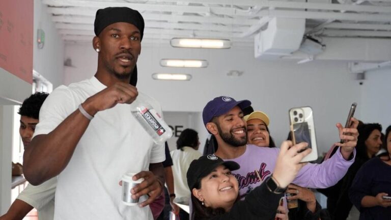 Pat Riley niega que el Heat vaya a ceder en canje a Jimmy Butler