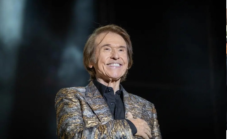 Raphael ingresado tras accidente cerebrovascular en grabación de un programa de televisión