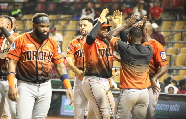 Toros sacan los bates y se imponen a los Leones