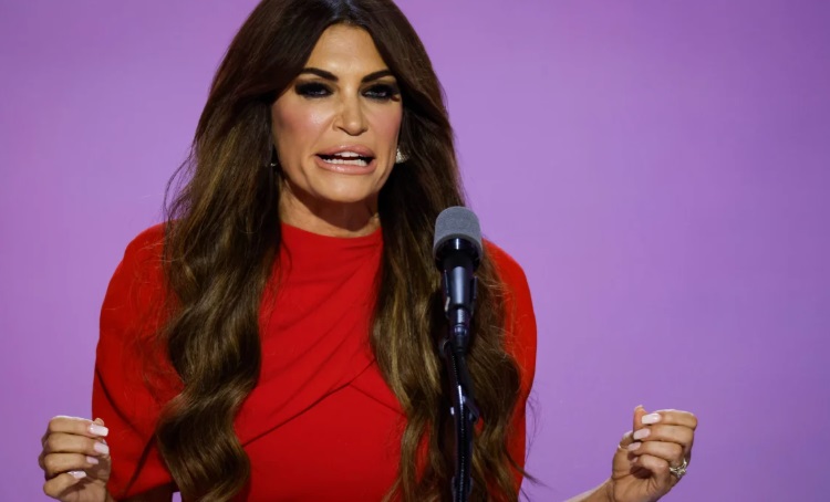 Trump elige a Kimberly Guilfoyle, prometida de su hijo mayor, como embajadora en Grecia