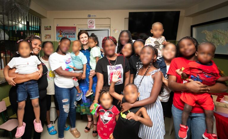 Vicepresidenta Raquel Peña entrega juguetes, mochilas y alimentos a niños del Hogar Familia Bethesda