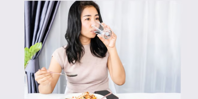 ¿Beber agua durante la comida engorda? Un experto del CSIC lo aclara