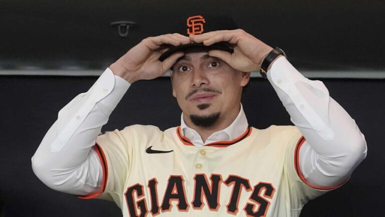 Willy Adames es presentado por los Gigantes de San Francisco