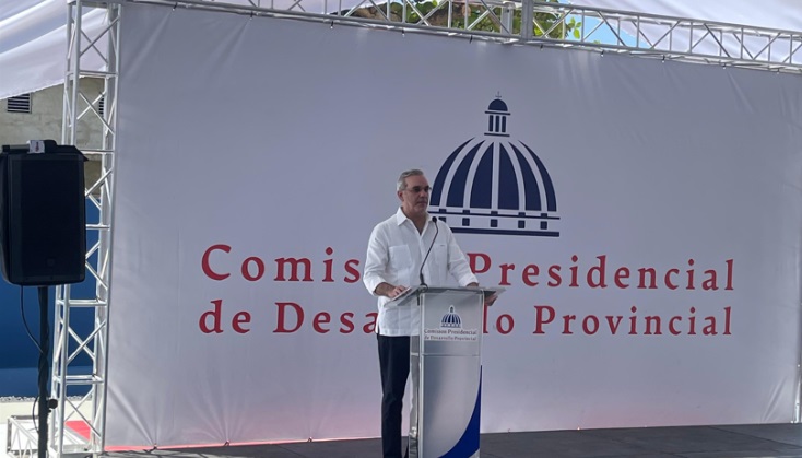 Presidente Abinader anuncia plan nacional para techar canchas de escuelas públicas