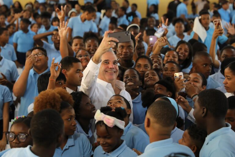 Presidente Abinader inaugura una escuela y una estancia infantil en La Altagracia