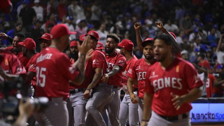 El presidente Abinader felicita a los nuevos campeones de la pelota dominicana, Leones del Escogido