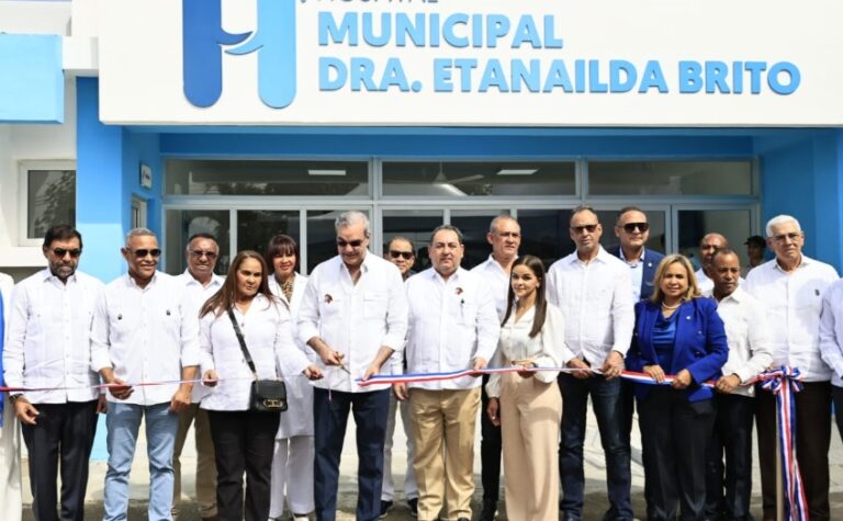 Presidente Abinader inaugura en Las Guáranas remozamiento y ampliación de Emergencia del Hospital, dos escuelas básicas, un liceo y una cancha multiuso techada