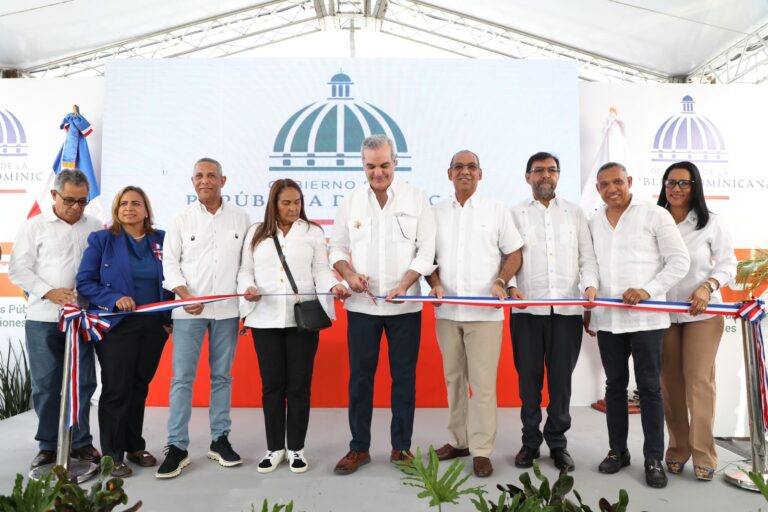 Abinader inaugura varias obras eléctricas, construcción y reasfaltado de calles principales del casco urbano de SFM y rehabilitación del Club Olimpia