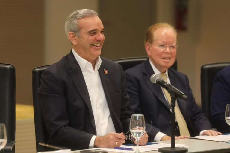 Presidente Abinader participa en acto firma para construcción nuevo centro oncológico