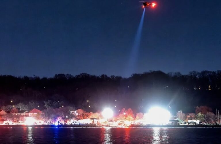 Avión con 64 personas se estrella contra helicóptero militar en Washington; víctimas no han podido ser rescatadas del Potomac