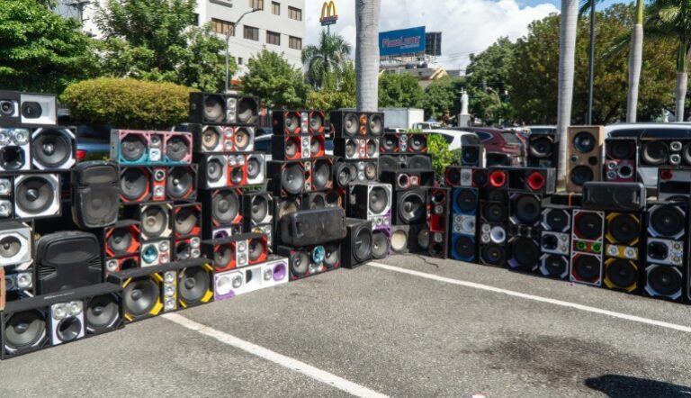 Interior y Policía entrega al Ministerio Público 206 bocinas incautadas en operativos