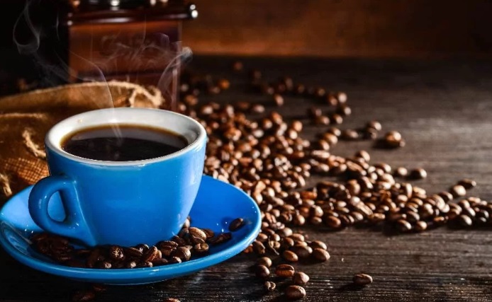 Tomar café por la mañana protege más el corazón que si lo tomas durante el día, según estudio