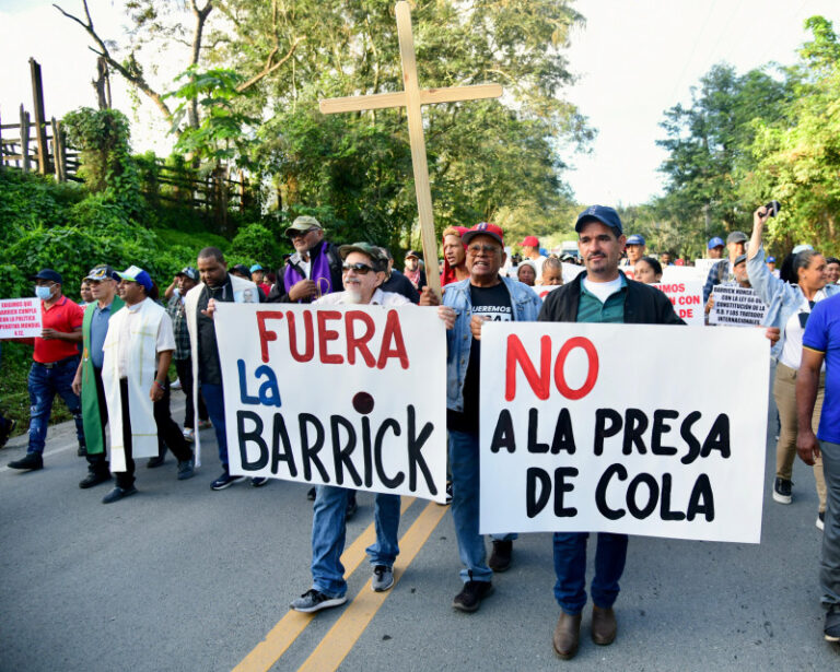 Religiosos y políticos apoyan a comunitarios en marcha contra presa de la Barrick Gold