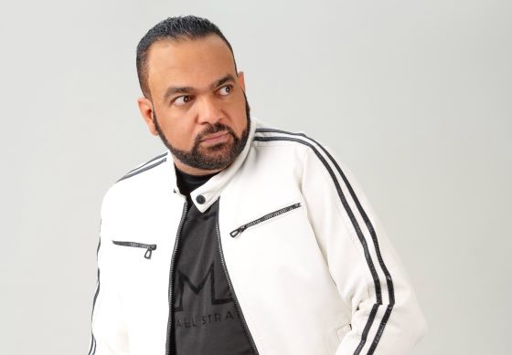 Cantante El Marinón estrena merengue “Comerte a besos”