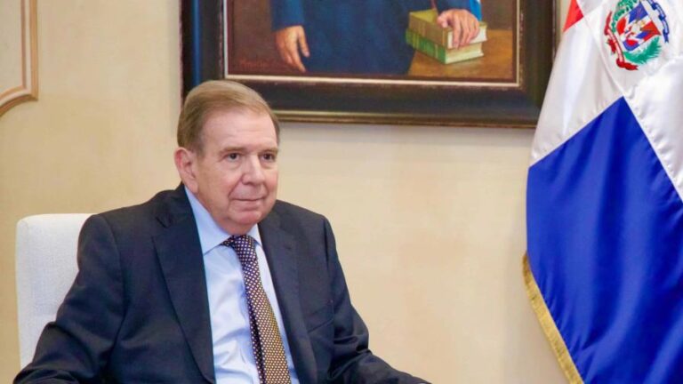 Aseguran Edmundo González y su esposa siguen hospedados en el Hotel El Embajador