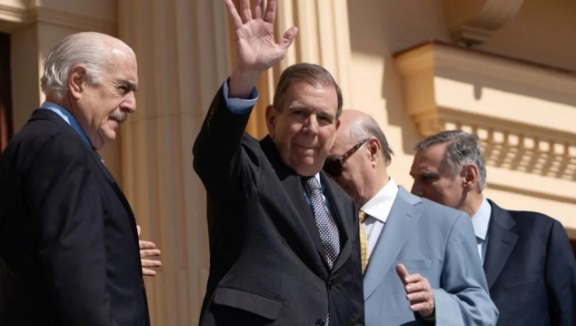 Edmundo González abandona República Dominicana con rumbo desconocido