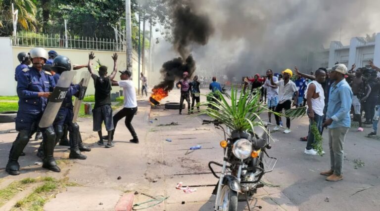 Crisis en Congo: Atacan embajadas y hacen saqueos