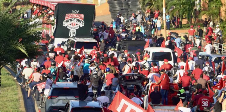 Escogido celebra corona 17 con caravana por la capital