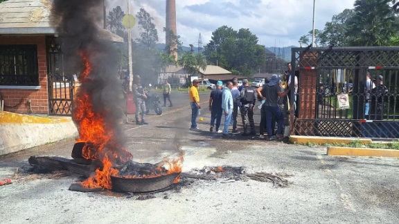 Contratistas de Falconbridge ocupan instalaciones e incendian neumáticos en reclamo de pago