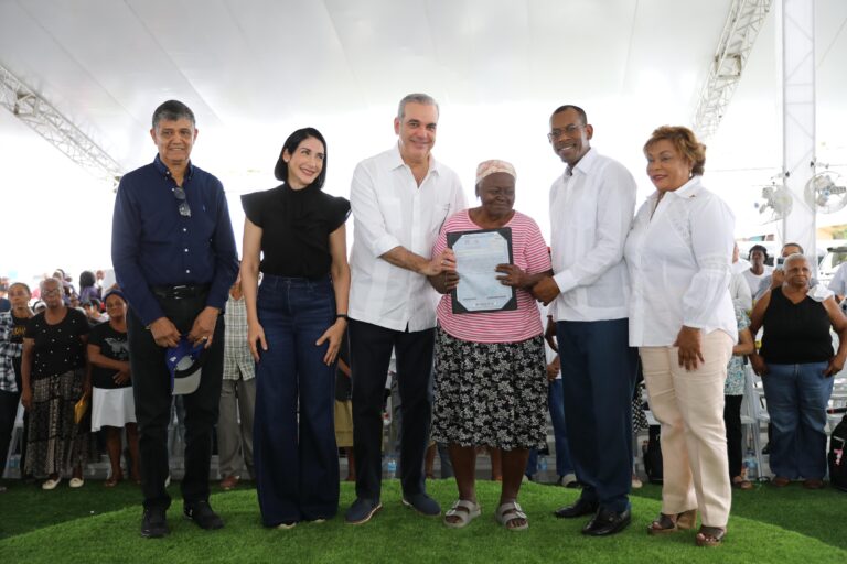 Presidente Abinader entrega 708 títulos de propiedad en Batey Palavé que beneficiarán a 2,832 personas