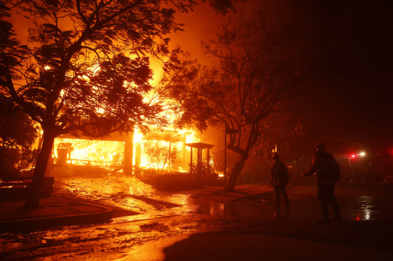 Aumentan a 13 los muertos por los incendios en California