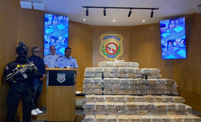 Incautan 766 paquetes de posible cocaína en despliegue por aire, mar y tierra