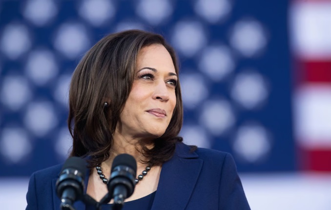 Kamala Harris olvida palabra clave en juramento a la bandera de Estados Unidos