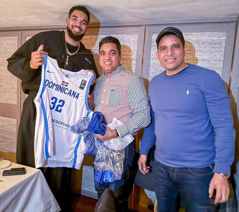 Ministro Kelvin Cruz y la súper estrella de la NBA Karl Anthony Town comparten en New York