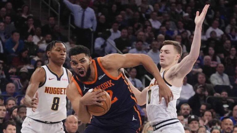 Knicks hilvanan cinco victorias al superar 122-112 a los Nuggets en declive