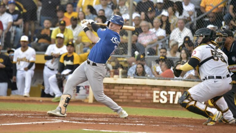 El Licey vuelve a vapulear a las Águilas y se queda solo en primer lugar