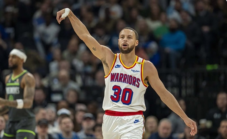 Los Warriors resucitan a base de triples de Curry