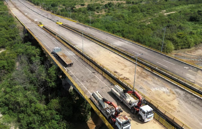 Maduro cierra la frontera con Colombia por una supuesta “conspiración internacional”