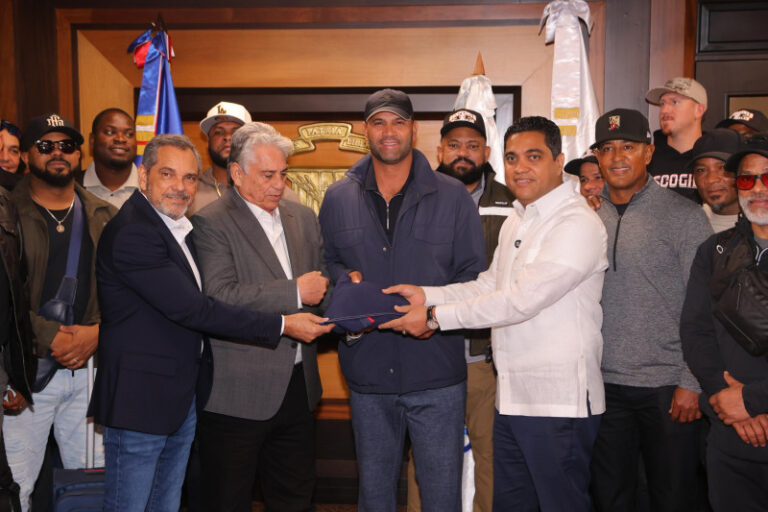 Ministro de Deportes entrega la bandera dominicana al Escogido previo a salida a Serie del Caribe