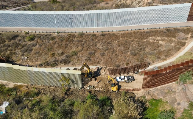 Gobierno de Trump retoma la reconstrucción del muro fronterizo en Tijuana
