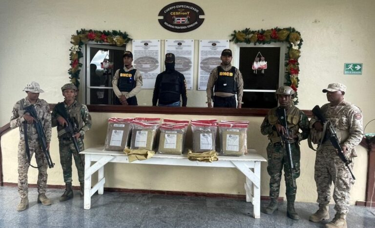 Varios hombres abandonan 200 libras de presunta marihuana en Elías Piña