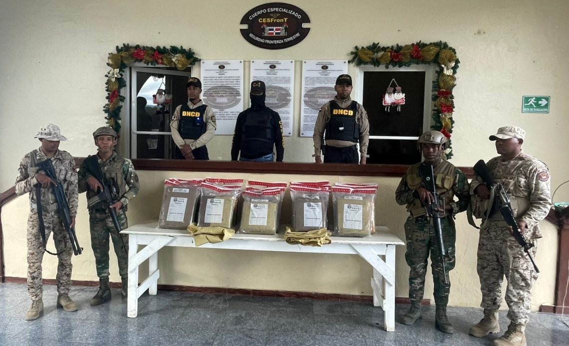 Varios hombres abandonan 200 libras de presunta marihuana en Elías Piña